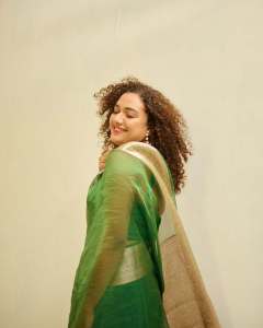 mareena-michael-kurisingal-in-green-cotton-saree-pics-012