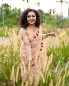 mareena-michael-kurisingal-in-net-saree-style-photos-008