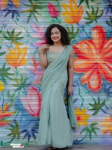 mareena-michael-kurisingal-in-sky-colour-party-wear-saree-with-styling-look-photos-005