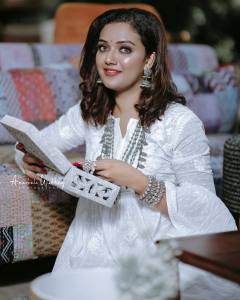mareena-michael-kurisingal-in-white-kurta-photos-008
