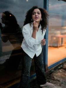 mareena-michael-kurisingal-in-white-shirt-and-black-pants-latest-style-photos-004