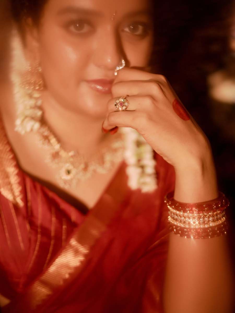 mareena-michael-kurisingal-in-red-saree-traditional-style-images-006