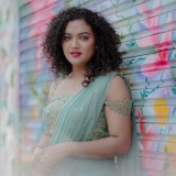 mareena-michael-kurisingal-in-sky-colour-party-wear-saree-with-styling-look-photos-002