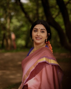 meera-jasmin-in-Handloom-Cotton-Saree-with-a-small-red-and-blue-check-creating-a-dual-toned-with-solid-royal-blue-short-sleeved-cotton-blouse-classic-neckline-photos-001
