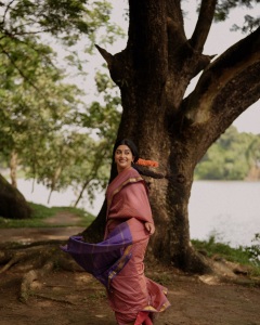 meera-jasmin-in-Handloom-Cotton-Saree-with-a-small-red-and-blue-check-creating-a-dual-toned-with-solid-royal-blue-short-sleeved-cotton-blouse-classic-neckline-photos-002