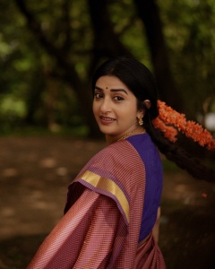 meera-jasmin-in-Handloom-Cotton-Saree-with-a-small-red-and-blue-check-creating-a-dual-toned-with-solid-royal-blue-short-sleeved-cotton-blouse-classic-neckline-photos-003