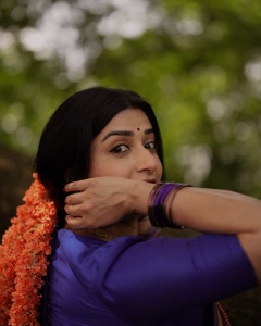 meera-jasmin-in-Handloom-Cotton-Saree-with-a-small-red-and-blue-check-creating-a-dual-toned-with-solid-royal-blue-short-sleeved-cotton-blouse-classic-neckline-photos-004