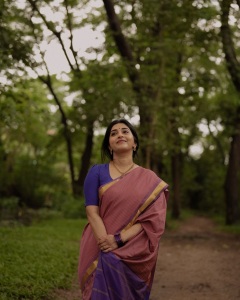 meera-jasmin-in-Handloom-Cotton-Saree-with-a-small-red-and-blue-check-creating-a-dual-toned-with-solid-royal-blue-short-sleeved-cotton-blouse-classic-neckline-photos-005
