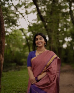 meera-jasmin-in-Handloom-Cotton-Saree-with-a-small-red-and-blue-check-creating-a-dual-toned-with-solid-royal-blue-short-sleeved-cotton-blouse-classic-neckline-photos-006