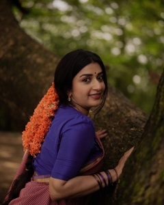 meera-jasmin-in-Handloom-Cotton-Saree-with-a-small-red-and-blue-check-creating-a-dual-toned-with-solid-royal-blue-short-sleeved-cotton-blouse-classic-neckline-photos-007