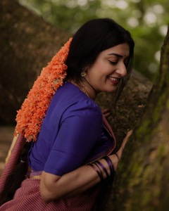 meera-jasmin-in-Handloom-Cotton-Saree-with-a-small-red-and-blue-check-creating-a-dual-toned-with-solid-royal-blue-short-sleeved-cotton-blouse-classic-neckline-photos-009
