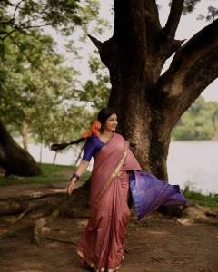meera-jasmin-in-Handloom-Cotton-Saree-with-a-small-red-and-blue-check-creating-a-dual-toned-with-solid-royal-blue-short-sleeved-cotton-blouse-classic-neckline-photos-010