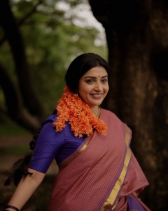 meera-jasmin-in-Handloom-Cotton-Saree-with-a-small-red-and-blue-check-creating-a-dual-toned-with-solid-royal-blue-short-sleeved-cotton-blouse-classic-neckline-photos-011