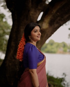 meera-jasmin-in-Handloom-Cotton-Saree-with-a-small-red-and-blue-check-creating-a-dual-toned-with-solid-royal-blue-short-sleeved-cotton-blouse-classic-neckline-photos-013