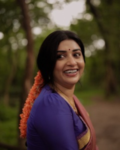 meera-jasmin-in-Handloom-Cotton-Saree-with-a-small-red-and-blue-check-creating-a-dual-toned-with-solid-royal-blue-short-sleeved-cotton-blouse-classic-neckline-photos-014