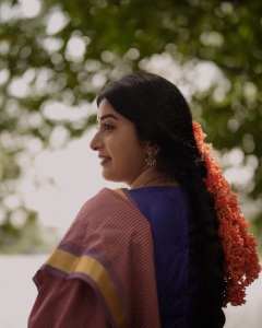 meera-jasmin-in-Handloom-Cotton-Saree-with-a-small-red-and-blue-check-creating-a-dual-toned-with-solid-royal-blue-short-sleeved-cotton-blouse-classic-neckline-photos-016