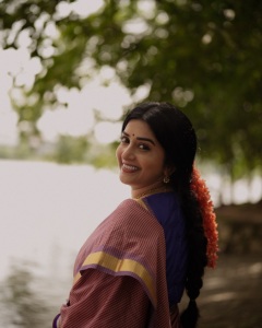 meera-jasmin-in-Handloom-Cotton-Saree-with-a-small-red-and-blue-check-creating-a-dual-toned-with-solid-royal-blue-short-sleeved-cotton-blouse-classic-neckline-photos-017