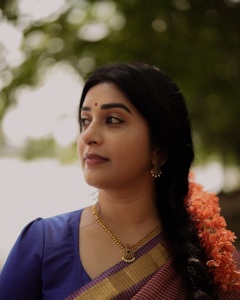 meera-jasmin-in-Handloom-Cotton-Saree-with-a-small-red-and-blue-check-creating-a-dual-toned-with-solid-royal-blue-short-sleeved-cotton-blouse-classic-neckline-photos-018