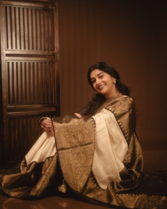 meera-jasmin-in-cream-colored-silk-saree-featuring-a-rich-contrast-dark-brown-border-and-pallu-photos-001