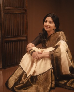 meera-jasmin-in-cream-colored-silk-saree-featuring-a-rich-contrast-dark-brown-border-and-pallu-photos-002
