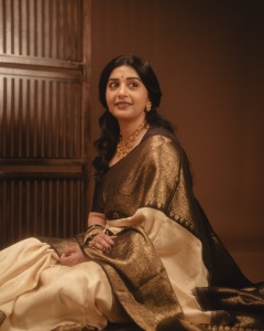 meera-jasmin-in-cream-colored-silk-saree-featuring-a-rich-contrast-dark-brown-border-and-pallu-photos-003