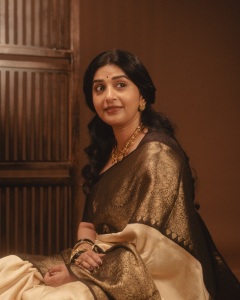 meera-jasmin-in-cream-colored-silk-saree-featuring-a-rich-contrast-dark-brown-border-and-pallu-photos-004