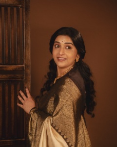 meera-jasmin-in-cream-colored-silk-saree-featuring-a-rich-contrast-dark-brown-border-and-pallu-photos-006