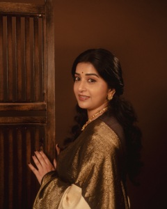 meera-jasmin-in-cream-colored-silk-saree-featuring-a-rich-contrast-dark-brown-border-and-pallu-photos-007