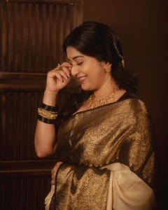 meera-jasmin-in-cream-colored-silk-saree-featuring-a-rich-contrast-dark-brown-border-and-pallu-photos-009