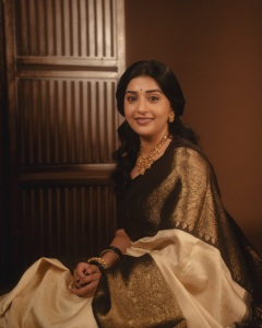 meera-jasmin-in-cream-colored-silk-saree-featuring-a-rich-contrast-dark-brown-border-and-pallu-photos
