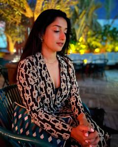 meera-jasmine-in-black-dress-photos-002