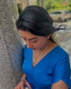 meera-jasmine-in-blue-dress-with-jasmine-flower-photo-001