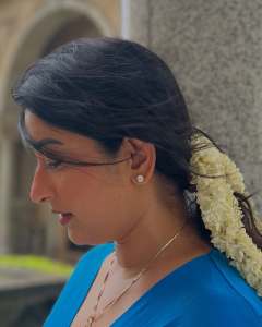 meera-jasmine-in-blue-dress-with-jasmine-flower-photo-002