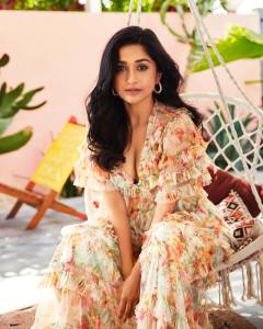 meera-jasmine-in-flower-print-v-neck-gown-photos-001