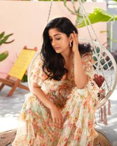 meera-jasmine-in-flower-print-v-neck-gown-photos-002