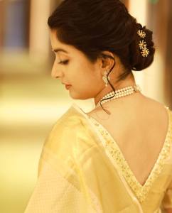 meera-jasmine-in-golden-colour-saree-with-matching-blouse-006