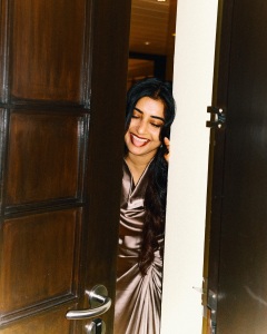 meera-jasmine-in-long-top-style-photos-001