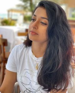 meera-jasmine-latest-photos-in-white-t-shirt