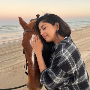 meera-jasmine-with-horse-photos-004