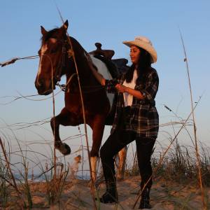 meera-jasmine-with-horse-photos-005