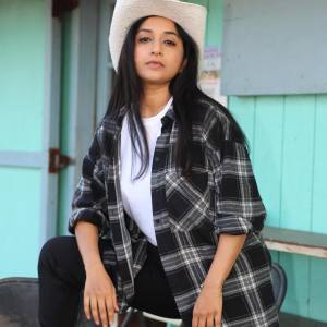 meera-jasmine-with-horse-photos-006
