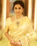 meera-jasmine-in-golden-colour-saree-with-matching-blouse-005