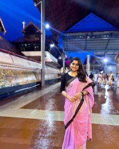 meera-nandan-at-guruvayur-temple-photos-002