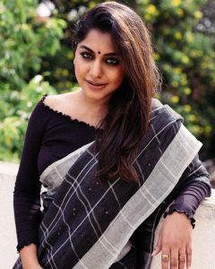 meera-nandan-at-guruvayur-temple-photos-004