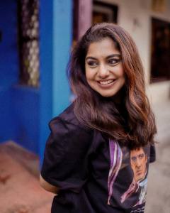meera-nandan-in-black-top-photos
