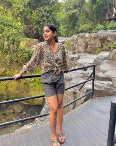 meera-nandan-in-mini-skirt-and-top-fashion-photos-001