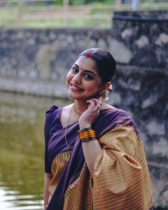 meera-nandan-in-violet-and-check-kanchipuram-saree-photos-004