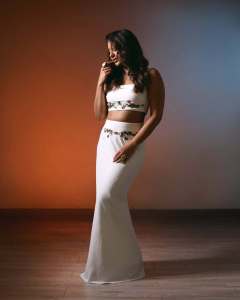 meera-nandan-in-white-fish-cut-skirt-with-crop-top-style-photos-001