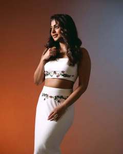 meera-nandan-in-white-fish-cut-skirt-with-crop-top-style-photos