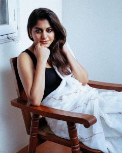 meera-nandan-new-photos-in-white-saree-003